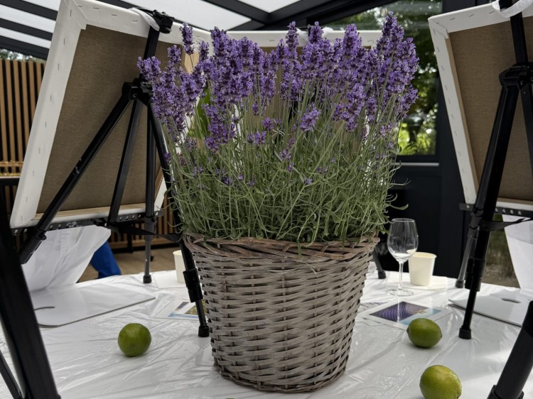artandwinefriends-wydarzenia-premium-warszawa-malowanie-przy-winie-loft-podroze-ze-sztuka-104.jpeg