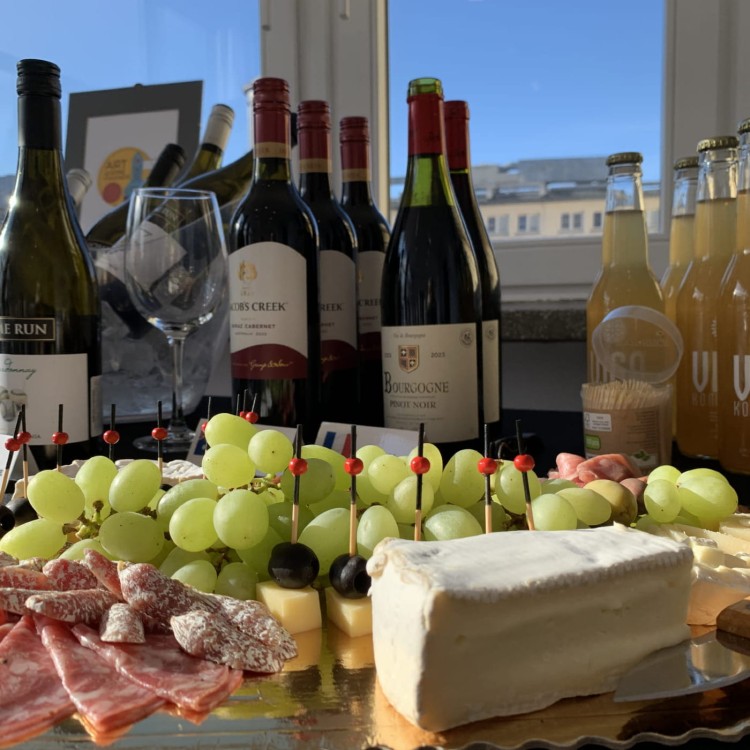 Art and Wine Friends Malowanie przy Winie Warszawa pyszne wino i przekąski.JPG