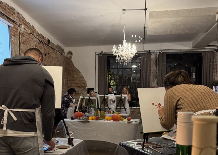 artandwinefriends-wydarzenia-premium-warszawa-malowanie-przy-winie-loft-podroze-ze-sztuka-35.jpeg