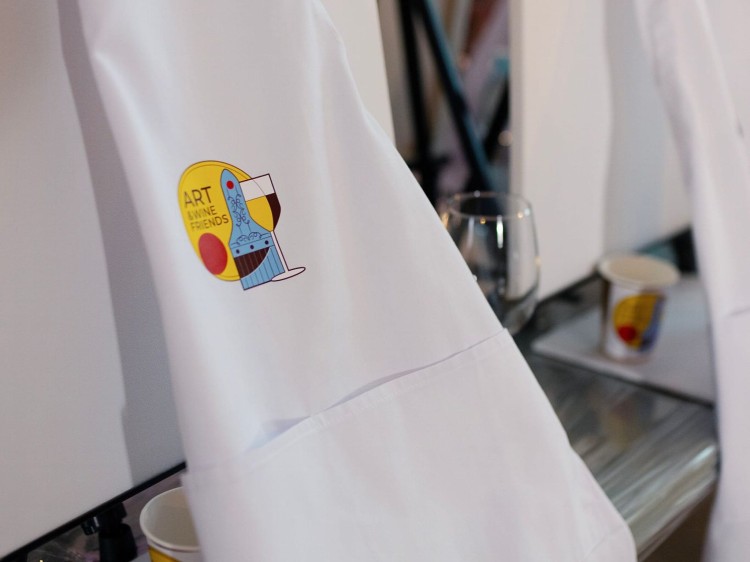 ART-and-Wine-Friends-fartuszek-do-malowania-warsztaty.jpg