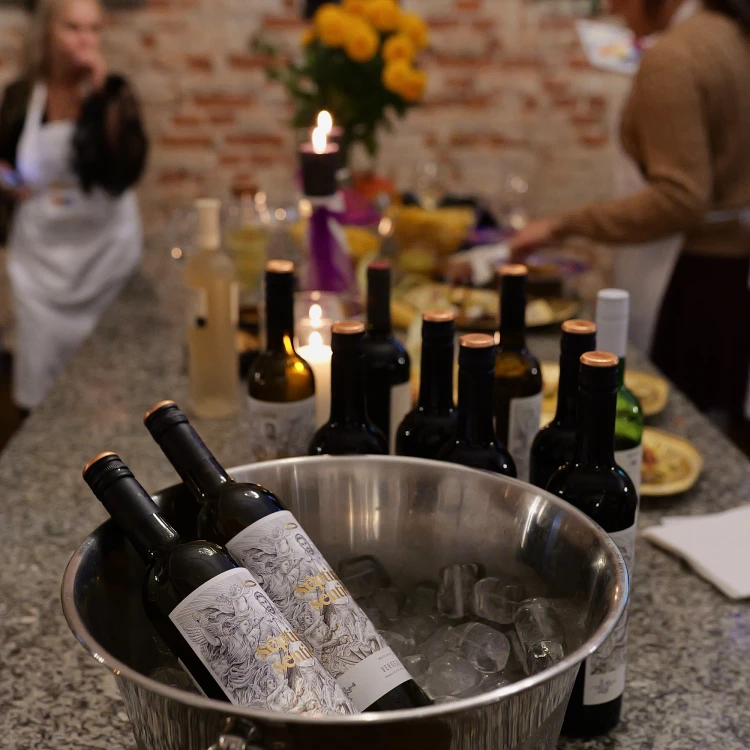 Wino i tematyczny poczęstunek podczas meksykańskiego wieczoru malowania w Warszawie z cyklu Podróże ze sztuką z ART and Wine Friends