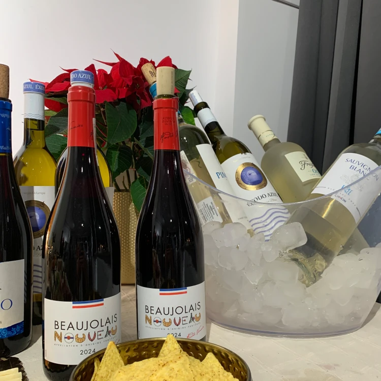Wino i świąteczny poczęstunek podczas mikołajkowego wieczoru malowania w Warszawie