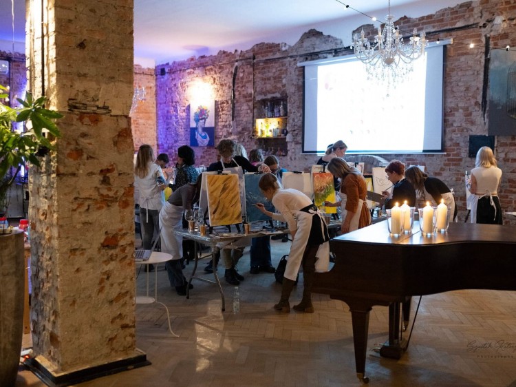 Warsztaty malowania przy winie z ART &amp; Wine Friends w DesignLOFT22 na warszawskiej Pradze
