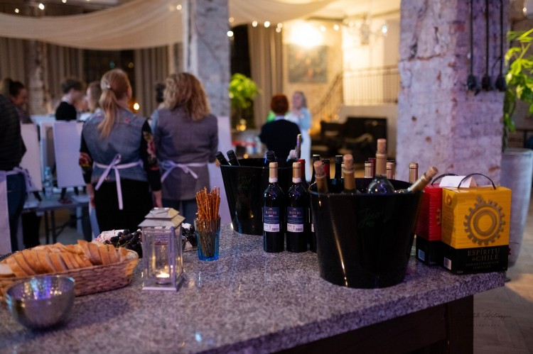 artandwinefriends-wydarzenia-premium-warszawa-malowanie-przy-winie-loft-podroze-ze-sztuka-100.png