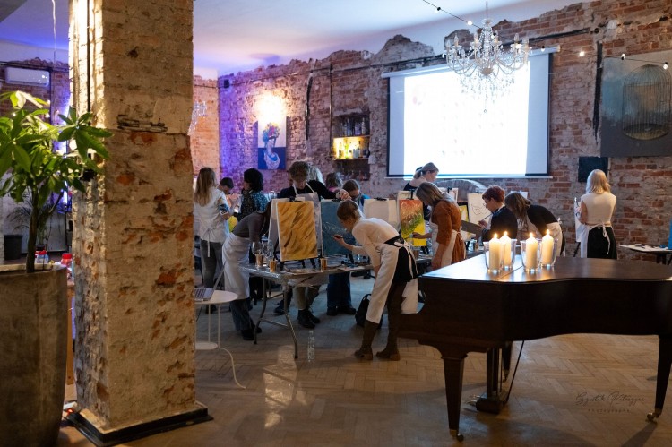 artandwinefriends-wydarzenia-premium-warszawa-malowanie-przy-winie-loft-podroze-ze-sztuka-99.png