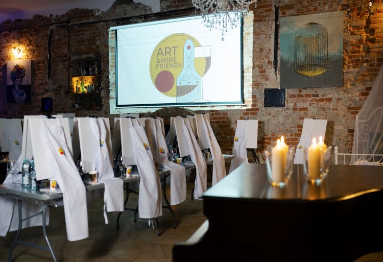 artandwinefriends-wydarzenia-premium-warszawa-malowanie-przy-winie-loft-podroze-ze-sztuka-98.jpeg