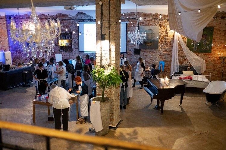 artandwinefriends-wydarzenia-premium-warszawa-malowanie-przy-winie-loft-podroze-ze-sztuka-97.jpeg