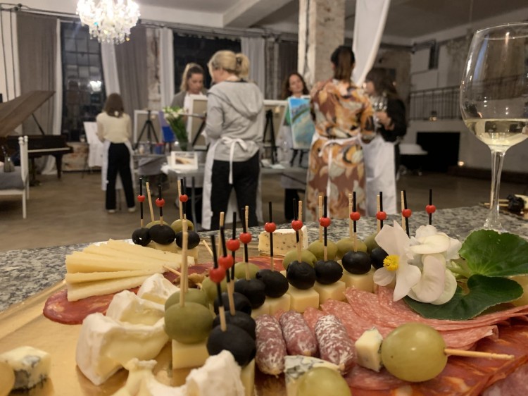 artandwinefriends-wydarzenia-premium-warszawa-malowanie-przy-winie-loft-podroze-ze-sztuka-96.jpeg