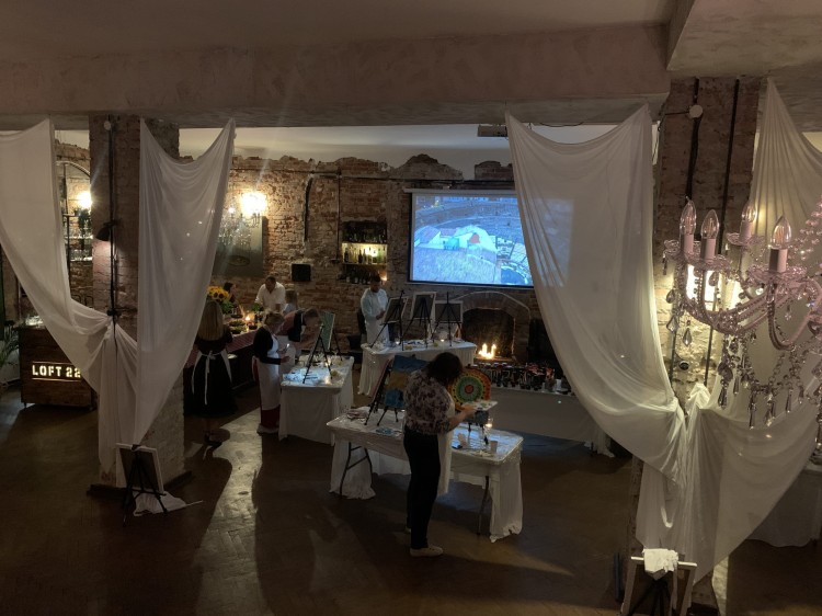artandwinefriends-wydarzenia-premium-warszawa-malowanie-przy-winie-loft-podroze-ze-sztuka-17.jpeg