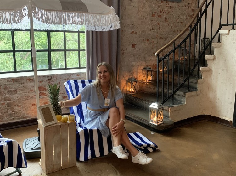 artandwinefriends-wydarzenia-premium-warszawa-malowanie-przy-winie-loft-podroze-ze-sztuka-94.jpeg