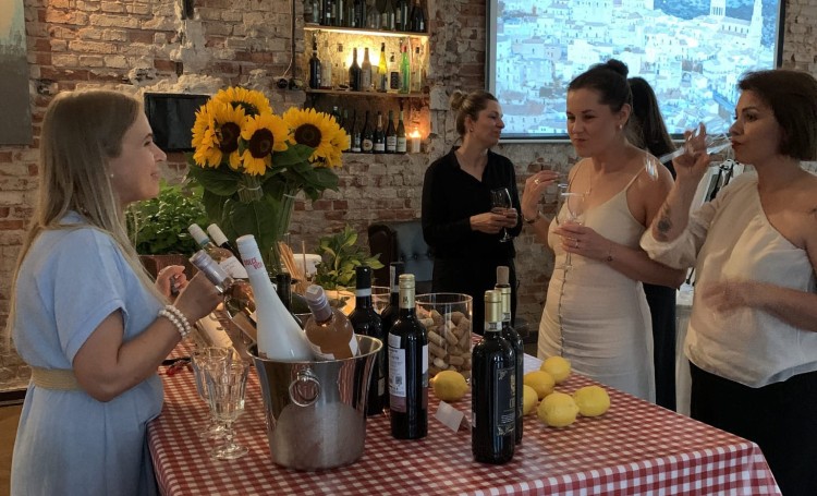 artandwinefriends-wydarzenia-premium-warszawa-malowanie-przy-winie-loft-podroze-ze-sztuka-05.jpeg
